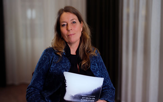Överläkare Cecilie Hveding-Blimark sitter med en broschyr i handen