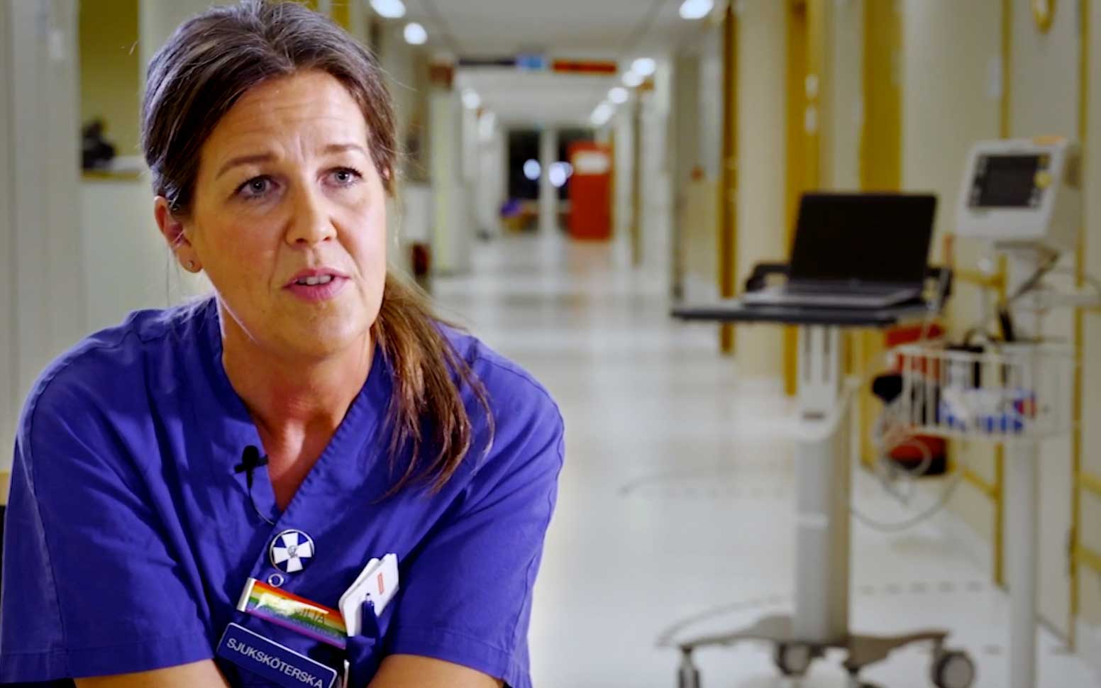 Kontaktsjuksköterska Cecilia Dahl-Hammarstedt i en sjukhuskorridor