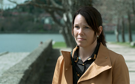 Hematolog Katarina Nordfjäll i brun kappa utomhus i solen